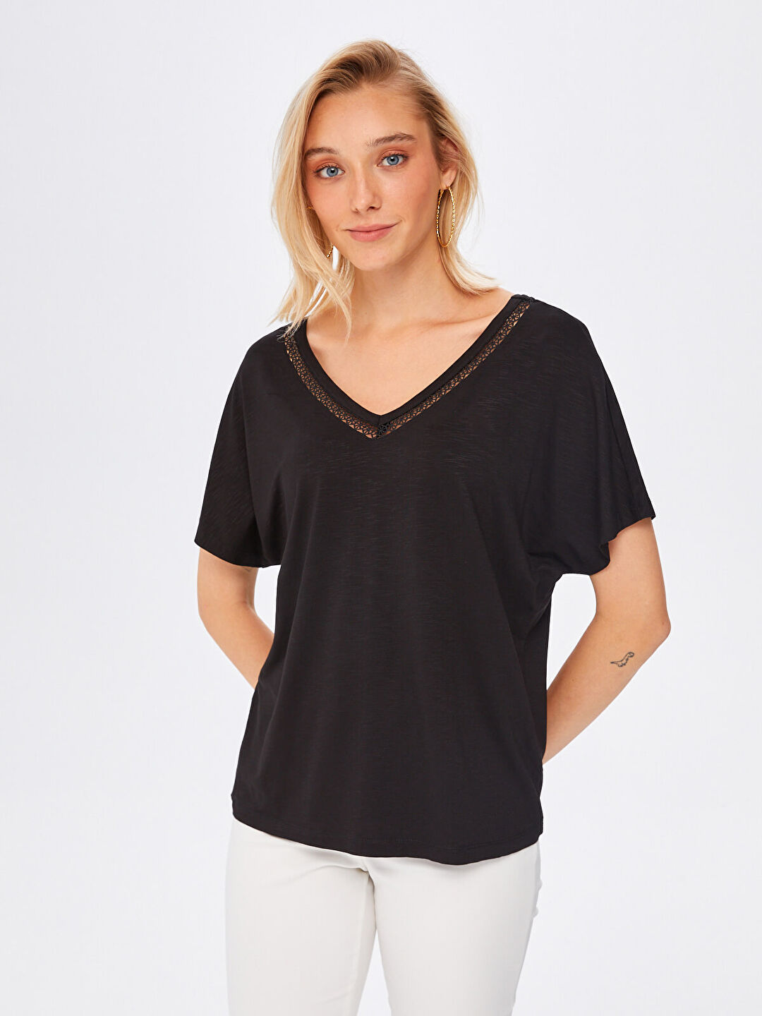 Yakası Delik İşli V Yaka T-Shirt 67559