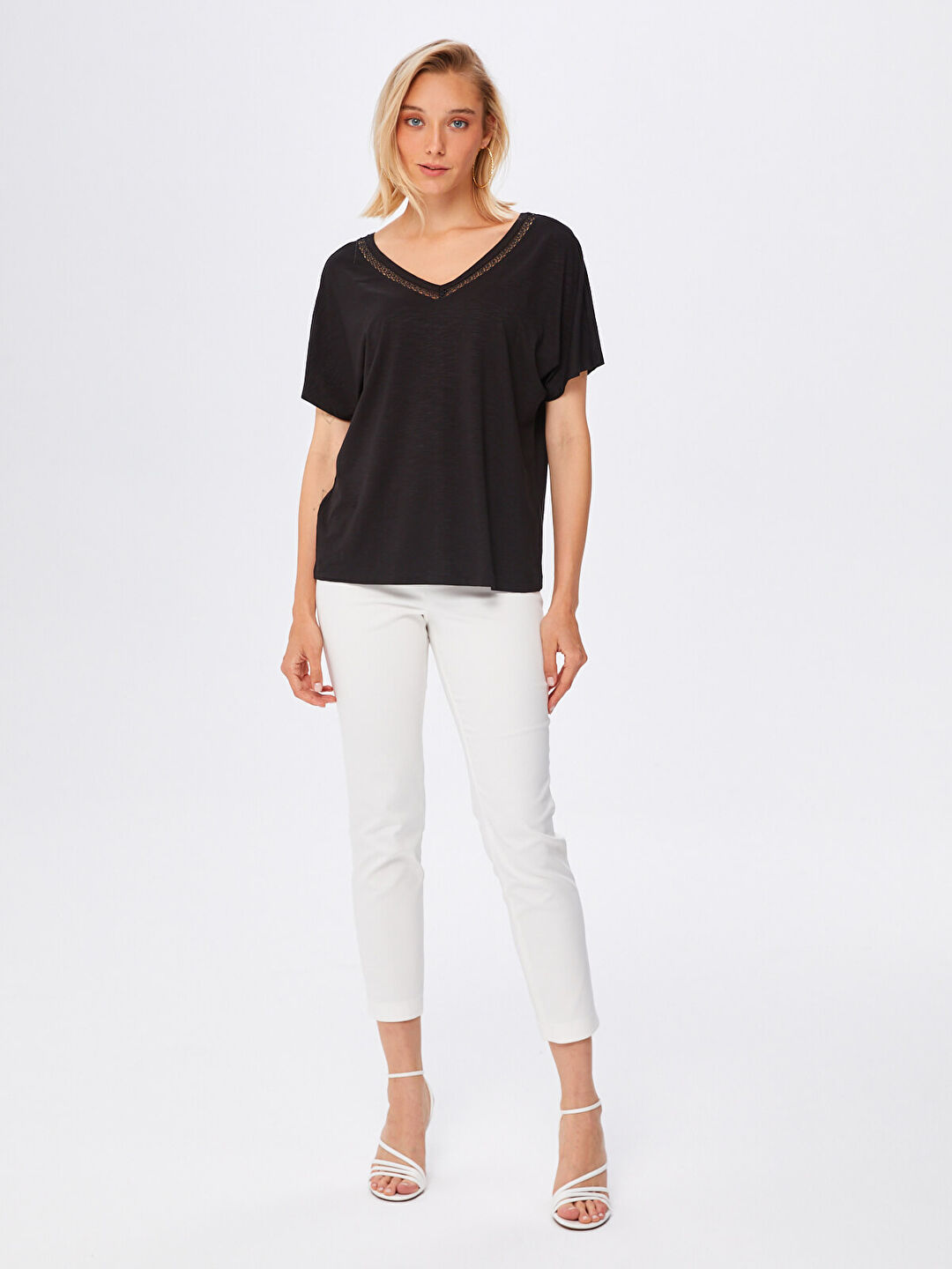 Yakası Delik İşli V Yaka T-Shirt 67559