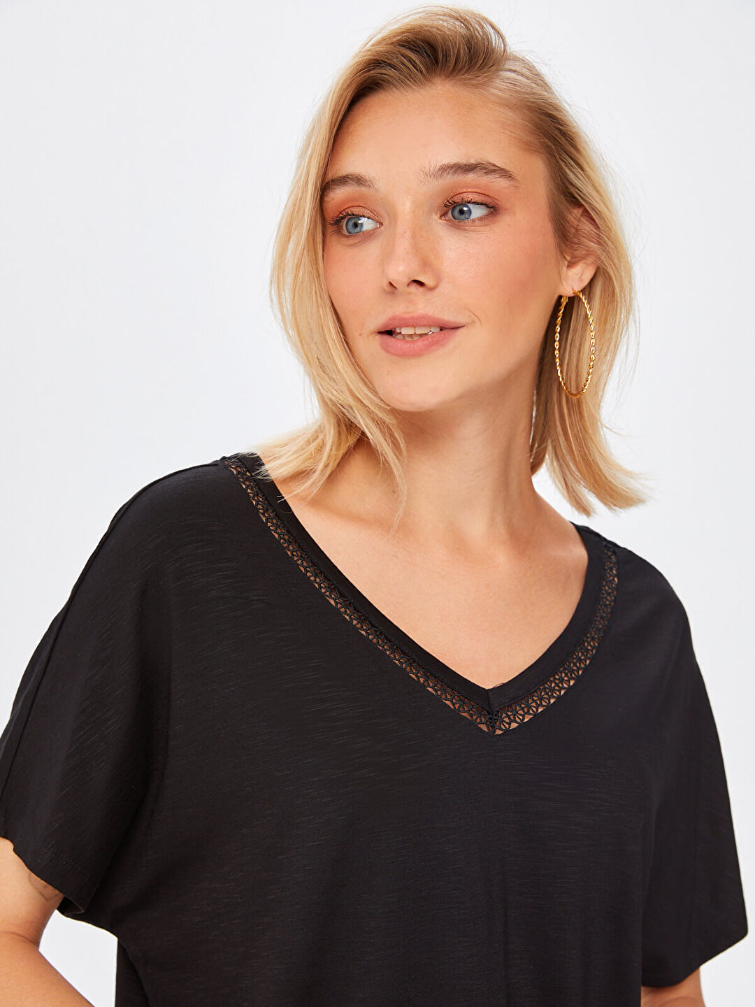 Yakası Delik İşli V Yaka T-Shirt 67559