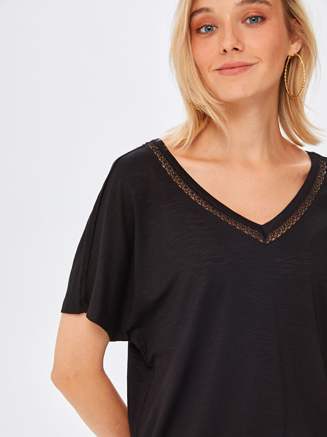 Yakası Delik İşli V Yaka T-Shirt 67559