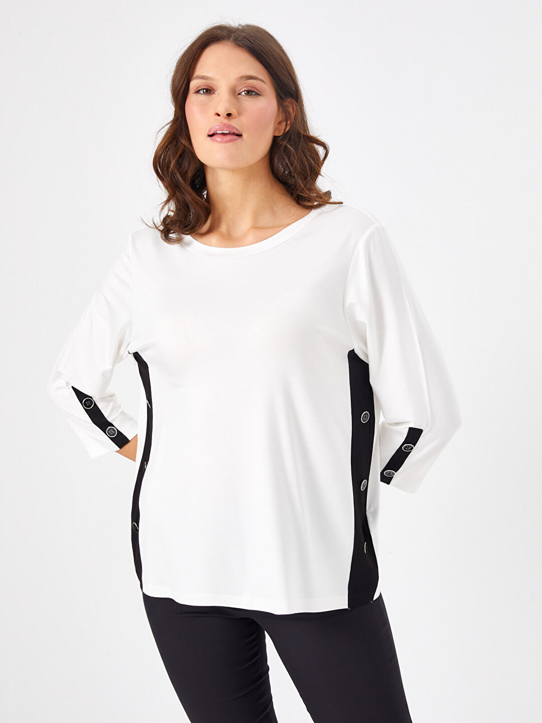 Renk Bloklu Yanları Düğmeli 3/4 Kol Yuvarlak Yak T-Shirt 68638