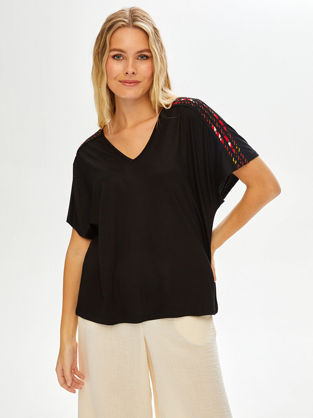 Resort Omuzu Şerit Detaylı V Yaka T-Shirt 68772
