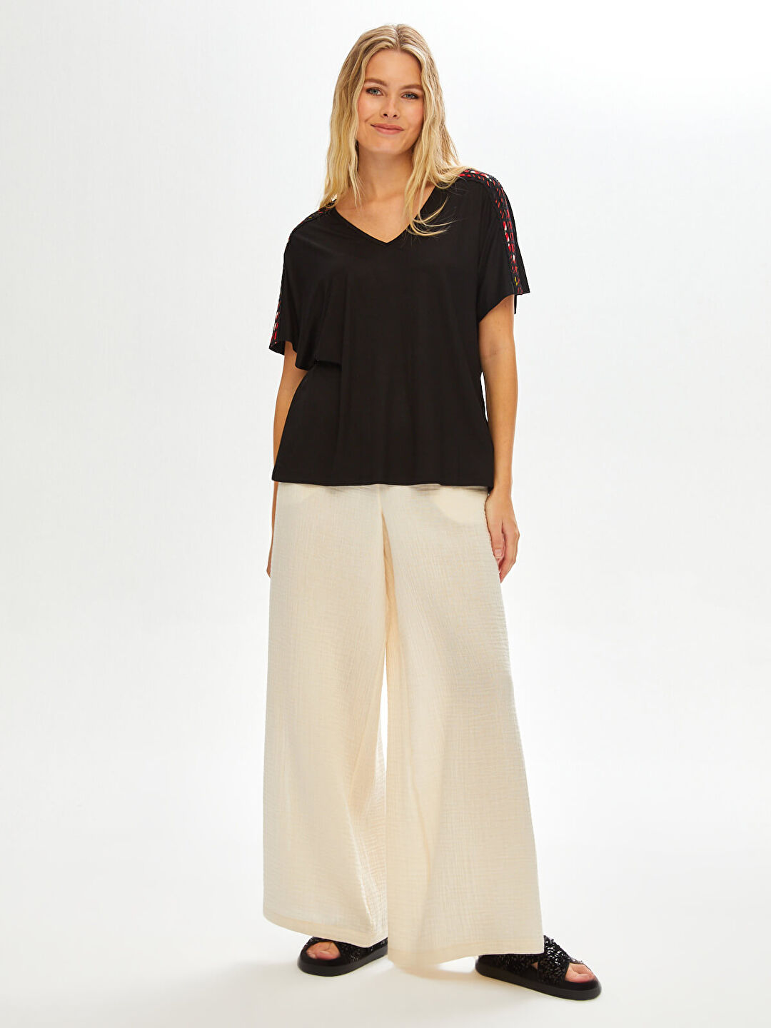 Resort Omuzu Şerit Detaylı V Yaka T-Shirt 68772