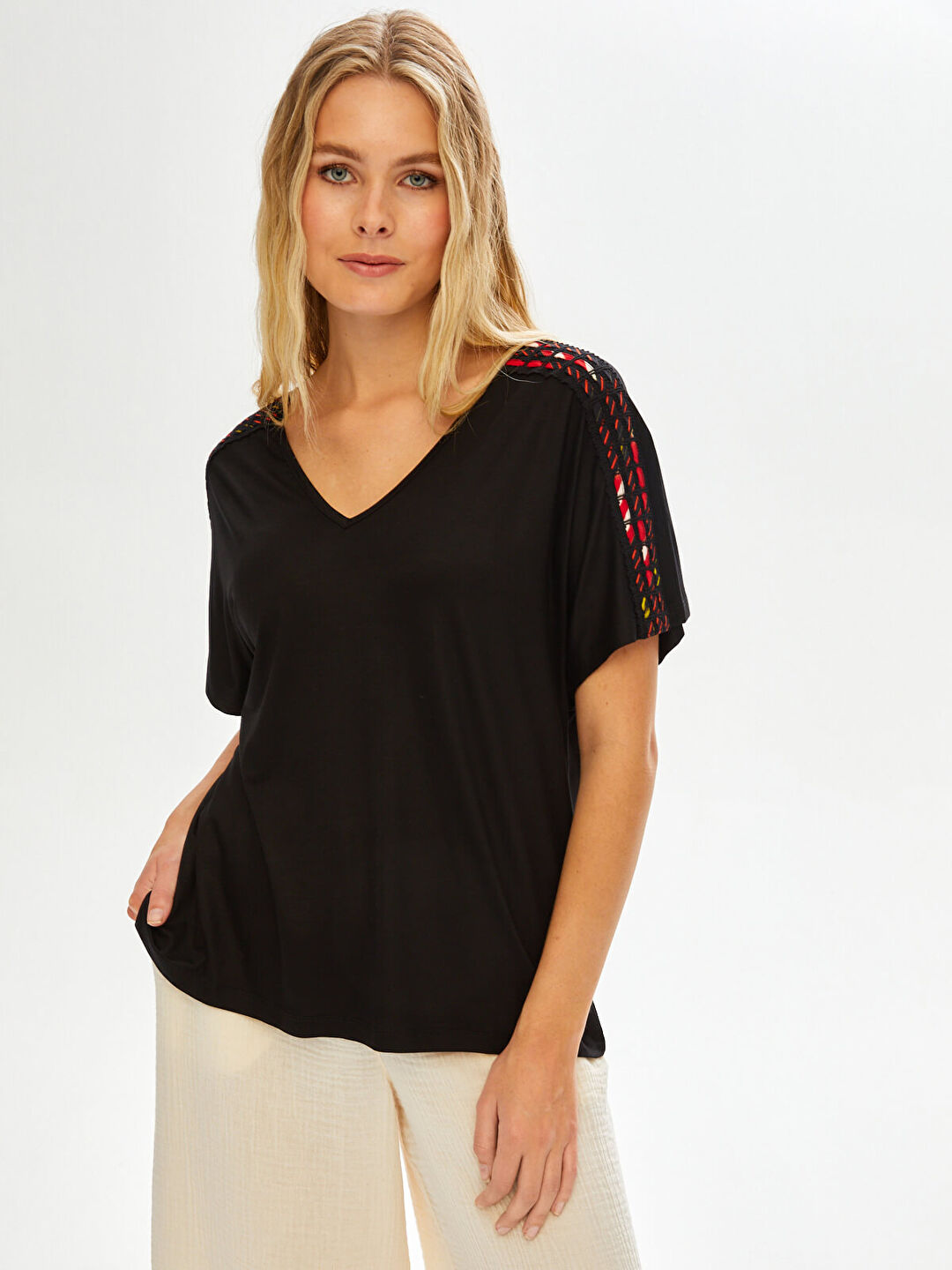 Resort Omuzu Şerit Detaylı V Yaka T-Shirt 68772