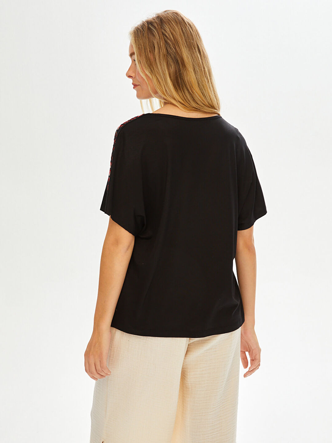 Resort Omuzu Şerit Detaylı V Yaka T-Shirt 68772