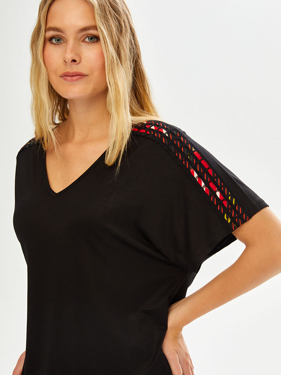 Resort Omuzu Şerit Detaylı V Yaka T-Shirt 68772