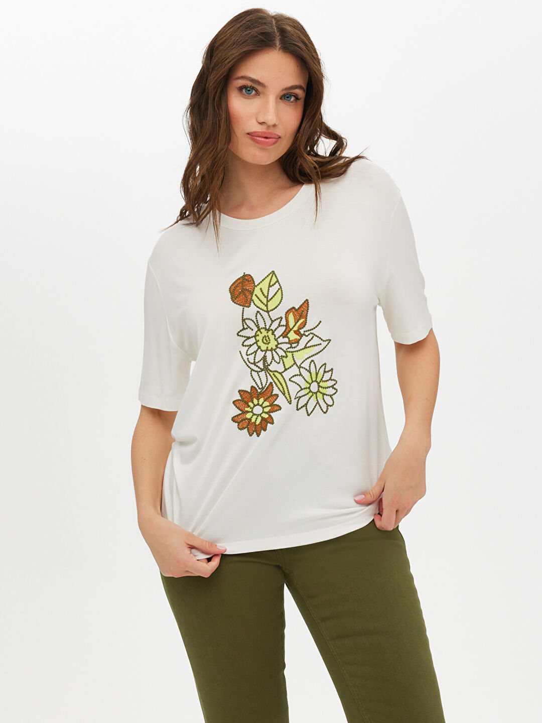 Önü Çiçek Nakışlı Yuvarlak Yaka T-Shirt 69561