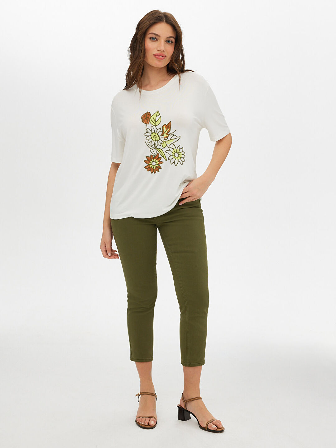 Önü Çiçek Nakışlı Yuvarlak Yaka T-Shirt 69561