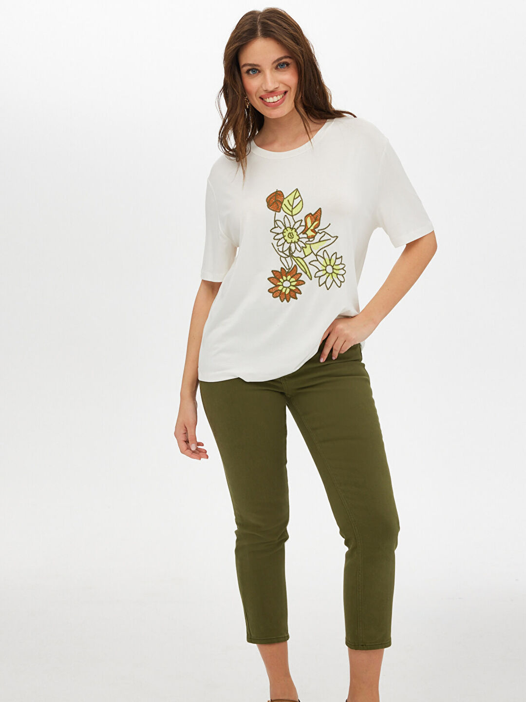 Önü Çiçek Nakışlı Yuvarlak Yaka T-Shirt 69561
