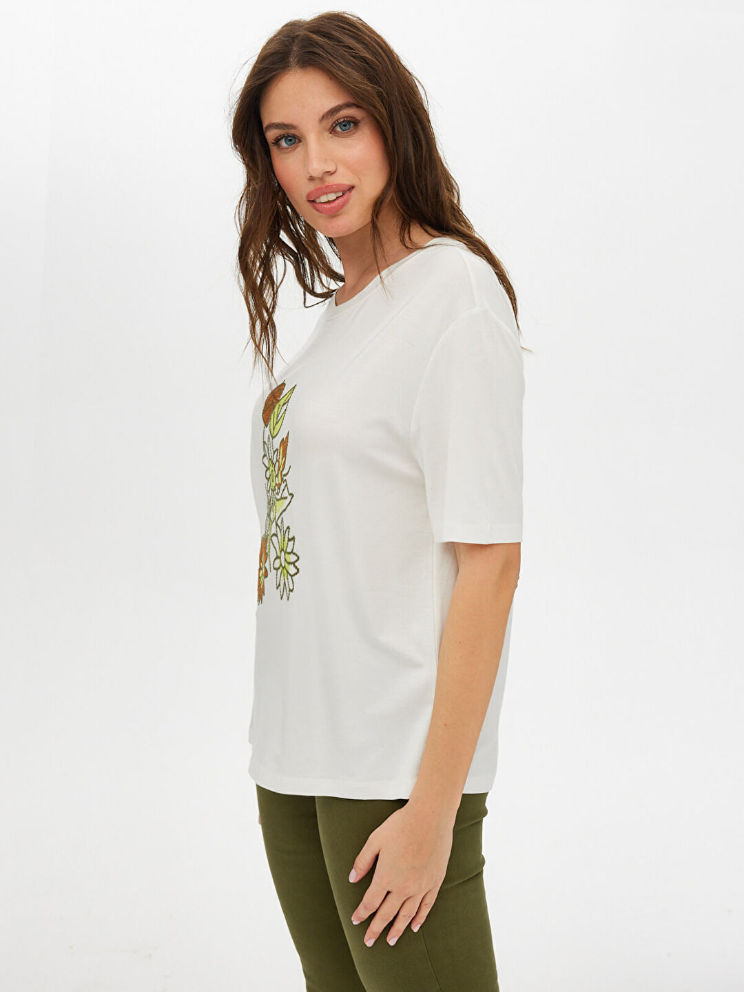 Önü Çiçek Nakışlı Yuvarlak Yaka T-Shirt 69561