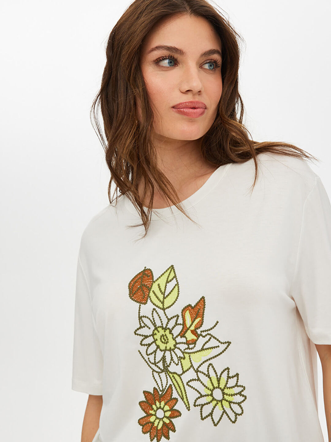 Önü Çiçek Nakışlı Yuvarlak Yaka T-Shirt 69561