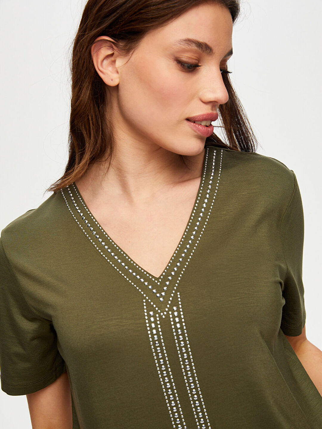 Gold Trok Taş Detaylı V Yaka Kısa Kol T-Shirt S25TSH069